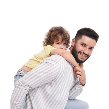 Mutlu baba ve oğlu beyaz arka planda