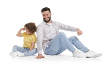 Mutlu baba ve oğlu beyaz arka planda