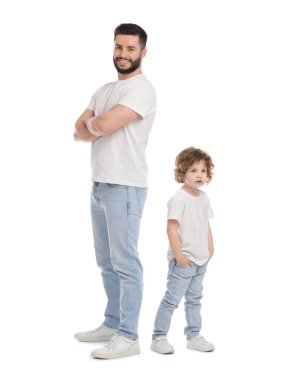 Mutlu baba ve oğlu beyaz arka planda