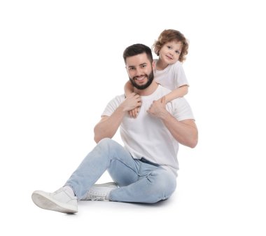 Mutlu baba ve oğlu beyaz arka planda