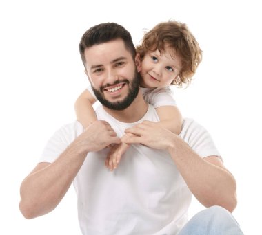 Mutlu baba ve oğlu beyaz arka planda
