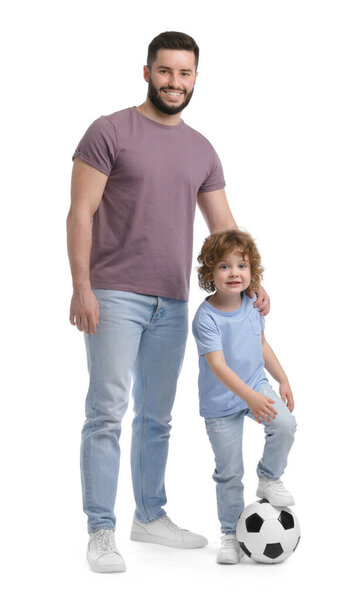 Счастливый отец и его сын играют в футбол на белом фоне