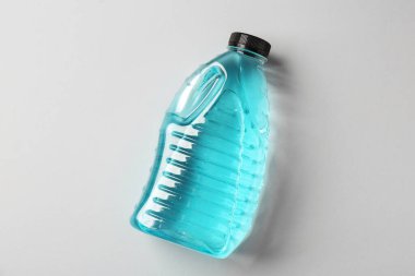 Gri arka planda plastik şişede antifriz, üst manzara