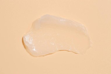 Bej arka planda nemlendirici dudak kremi, üst görünüm