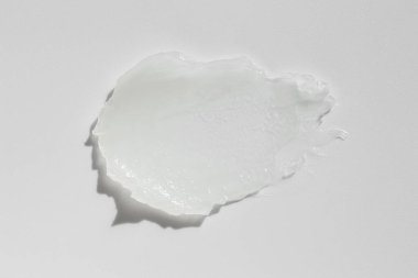 Beyaz arka planda nemlendirici dudak kremi, üst görünüm