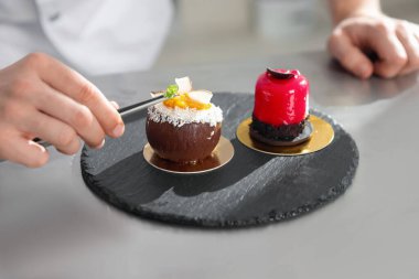 Şekerci, mutfaktaki nane şekeriyle lezzetli bir tatlı hazırlıyor.