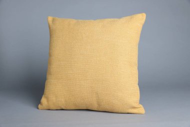 Gri arkaplanda yumuşak bir dekoratif yastık