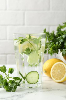 Maydanozlu, salatalıklı ve limonlu sağlıklı bir içecek.