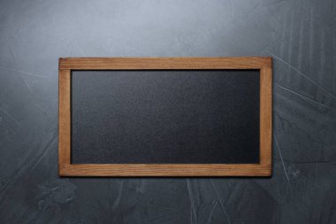 Koyu gri arkaplan üzerine boş küçük karatahta, üst görünüm