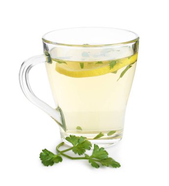 Beyaza izole edilmiş limon dilimli sağlıklı maydanoz çayı. Detoks içeceği