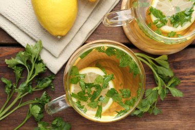 Tahta masaya limon dilimleri konmuş sağlıklı maydanoz çayı. Detoks içeceği