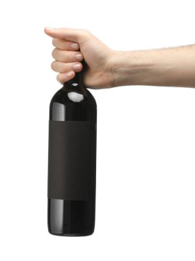 Beyaz arka planda lüks şarap şişesi tutan adam. Tasarım için model