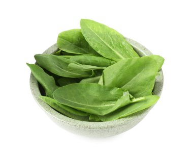 Taze yeşil kuş yaprakları beyaz kasede izole edilmiş.