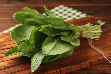 Tahta masada taze yeşil kuş yaprakları, yakın plan.