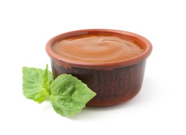 Lezzetli köri sosu ve beyaz yalıtılmış fesleğen yaprakları.