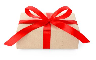 Kraft kağıdına sarılı hediye, yay beyaza izole edilmiş.