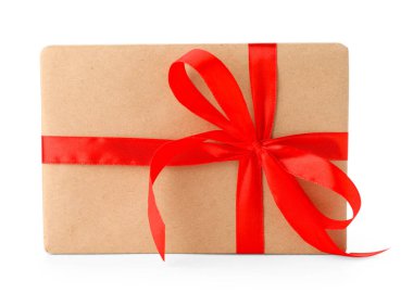 Kraft kağıdına sarılı hediye, yay beyaza izole edilmiş.