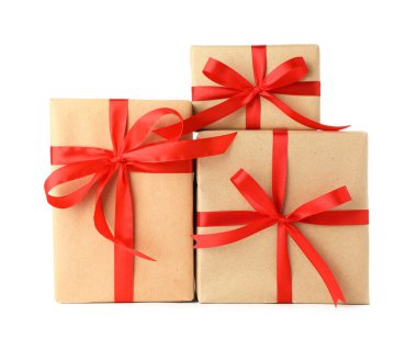 Kraft kağıdına sarılı birçok hediye kutusu beyaza izole edilmiş.