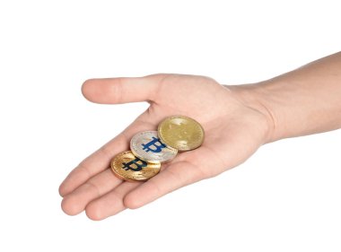 Kripto para birimi. Beyaz arka planda farklı bitcoins taşıyan adam, yakın plan