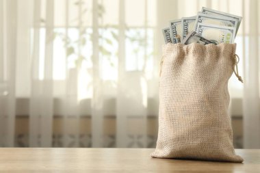 İçerideki ahşap masada bir çanta dolusu banknot. Metin için boşluk
