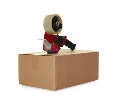 Yapıştırıcı bant ve karton kutu beyaz üzerinde izole