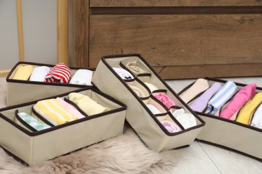 İçerde katlanmış giysileri olan organizatörler