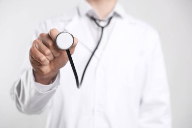 Doktor stetoskop üzerinde açık renkli, closeup ile