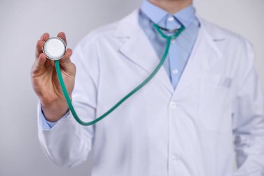 Doktor stetoskop üzerinde açık renkli, closeup ile