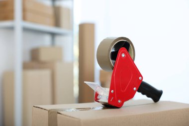 İçerideki karton kutunun üzerinde yapıştırıcı bant olan şeker kutusu. Metin için boşluk