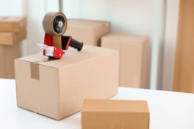 Yapışkan bant ve karton kutularla kaplı bir şeker kutusu.