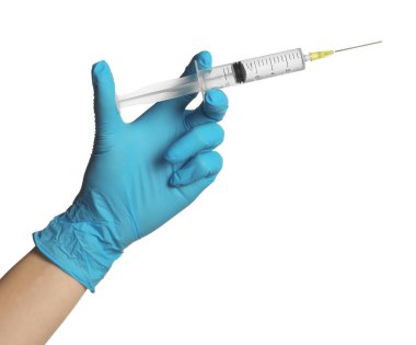 Tıbbi eldivenli doktor beyaz arka planda şırınga tutuyor, yakın plan.