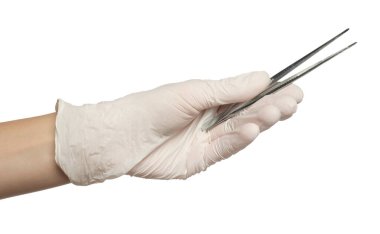Tıbbi eldivenli doktor beyaz arka planda cımbız tutuyor.