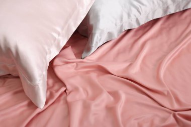 Güzel ipek çarşaflı yatak, yakın çekim manzaralı.