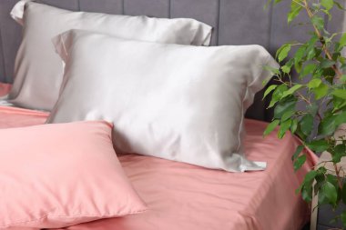 Evdeki yatakta güzel ipek çarşaflar.