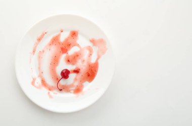 Beyaz arka planda kirli plaka, üst manzara. Metin için boşluk