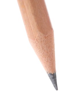 Beyaza izole edilmiş keskin bir grafit kalem.