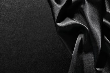 Arkaplan olarak siyah buruşuk ipek kumaş, üst görünüm