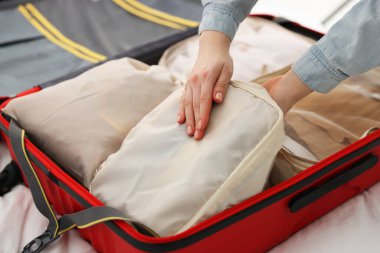 Bavulu içine koyan kadın, yakın plan.