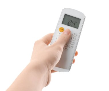 Beyaz arka planda klimalı uzaktan kumandalı kadın, yakın plan.