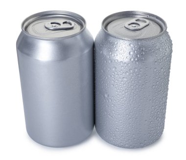 İki boş teneke kutu beyaza izole edilmiş.