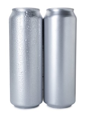 İki boş teneke kutu beyaza izole edilmiş.