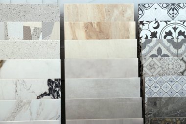 Depoda sergilenen çok sayıda farklı döşeme örnekleri