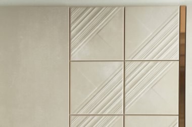 Depoda bej rengi karo örnekleri sergileniyor