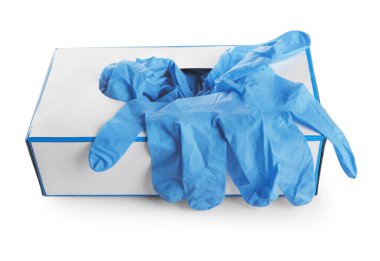 Tıbbi eldivenli kutu beyaza izole edilmiş.