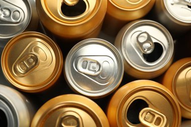 Arka plan olarak birçok farklı teneke kutu, üst görünüm