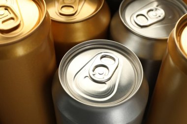 Arka plan olarak pek çok farklı teneke kutu, yakın plan