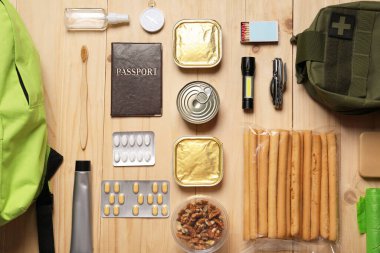 Hayatta kalma kiti. Tahta masada farklı acil durum malzemeleri var.