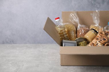 Gri desenli masa üzerinde farklı gıda ürünleri, metin için boşluk