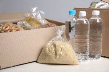 Işık masasındaki kutularda farklı gıda ürünleri, yakın çekim