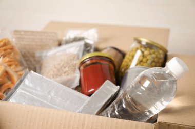 Gri arka planda farklı gıda ürünleri, yakın plan